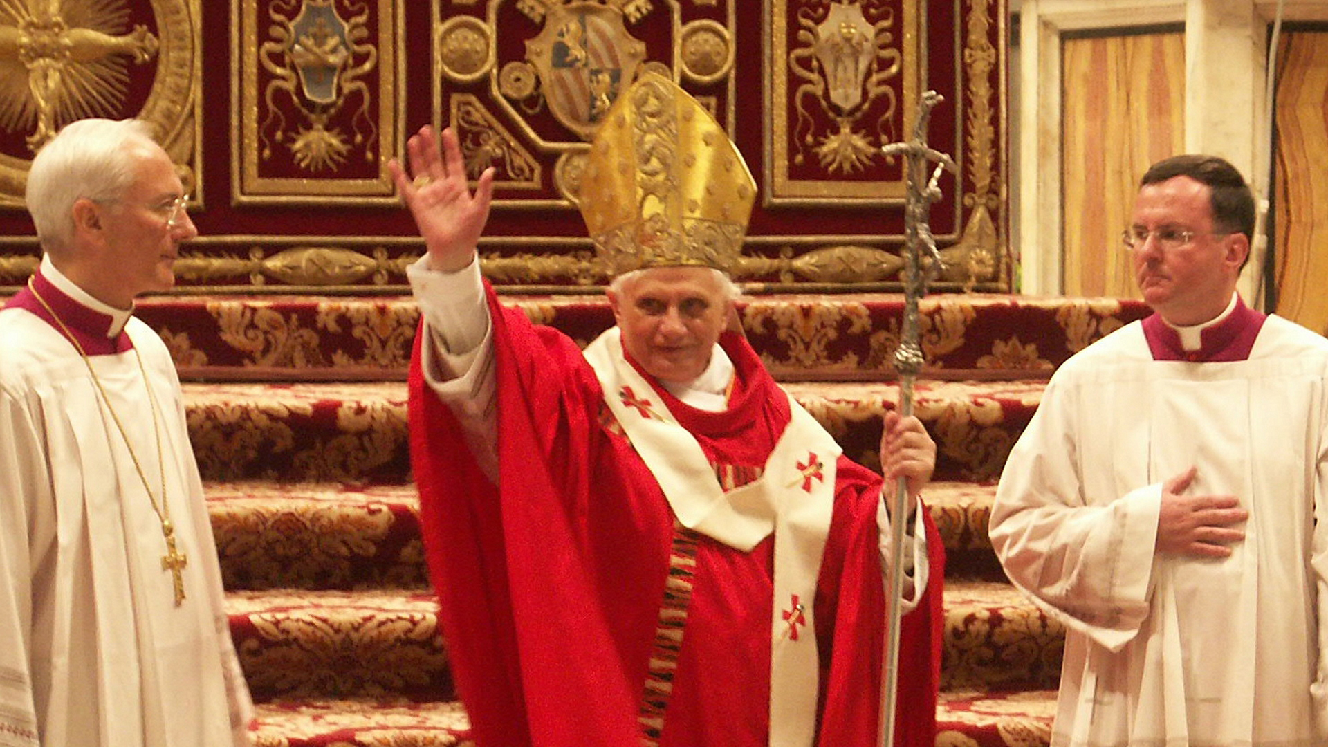 Joseph Kardinal Ratzinger feiert mit den Gläubigen die Pfingstmesse