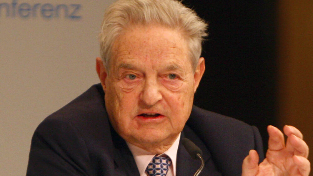 George Soros, hier 2011 auf der Münchner Sicherheitskonferenz. Sein Vermögen von über 25 Milliarden Dollar nutzt der 86-Jährige oft, um politische Zwecke nach seinem Sinne zu fördern.