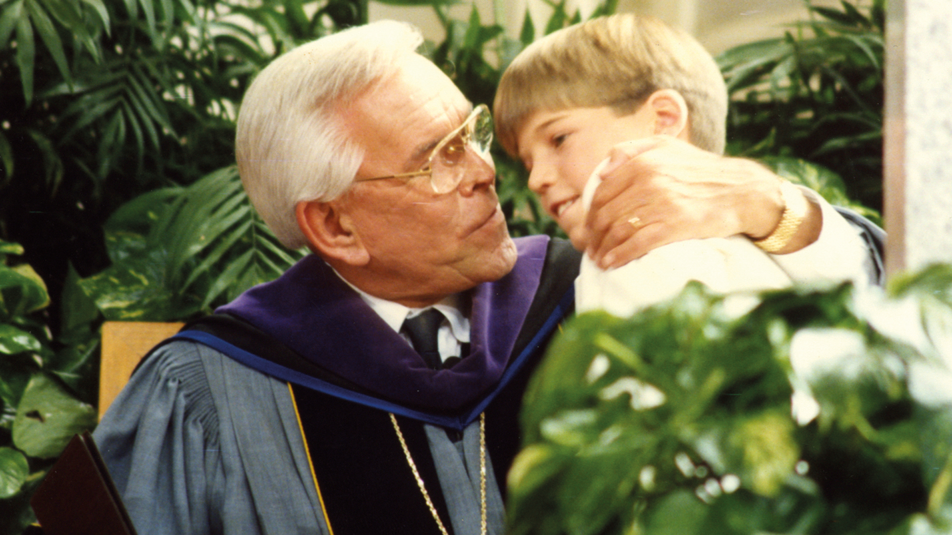 Bobby mit seinem Großvater Robert H. Schuller. Die Robe des Gemeindegründers trägt heute sein Enkel