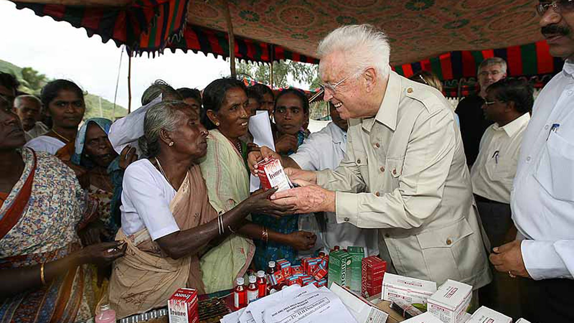 Heinz-Horst Deichmann besucht 2008 eine mobile wortundtat-Ambulanz in einer Region, in der es keine niedergelassenen Ärzte gibt oder in der die Bewohner nicht genug Geld haben, um einen Arzt aufzusuchen