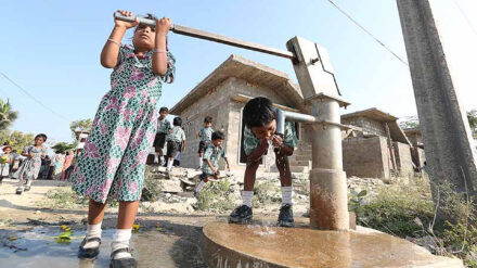 Kinder in Indien zapfen Wasser mit einer von wortundtat installierten Pumpe, die sauberes Grundwasser fördert
