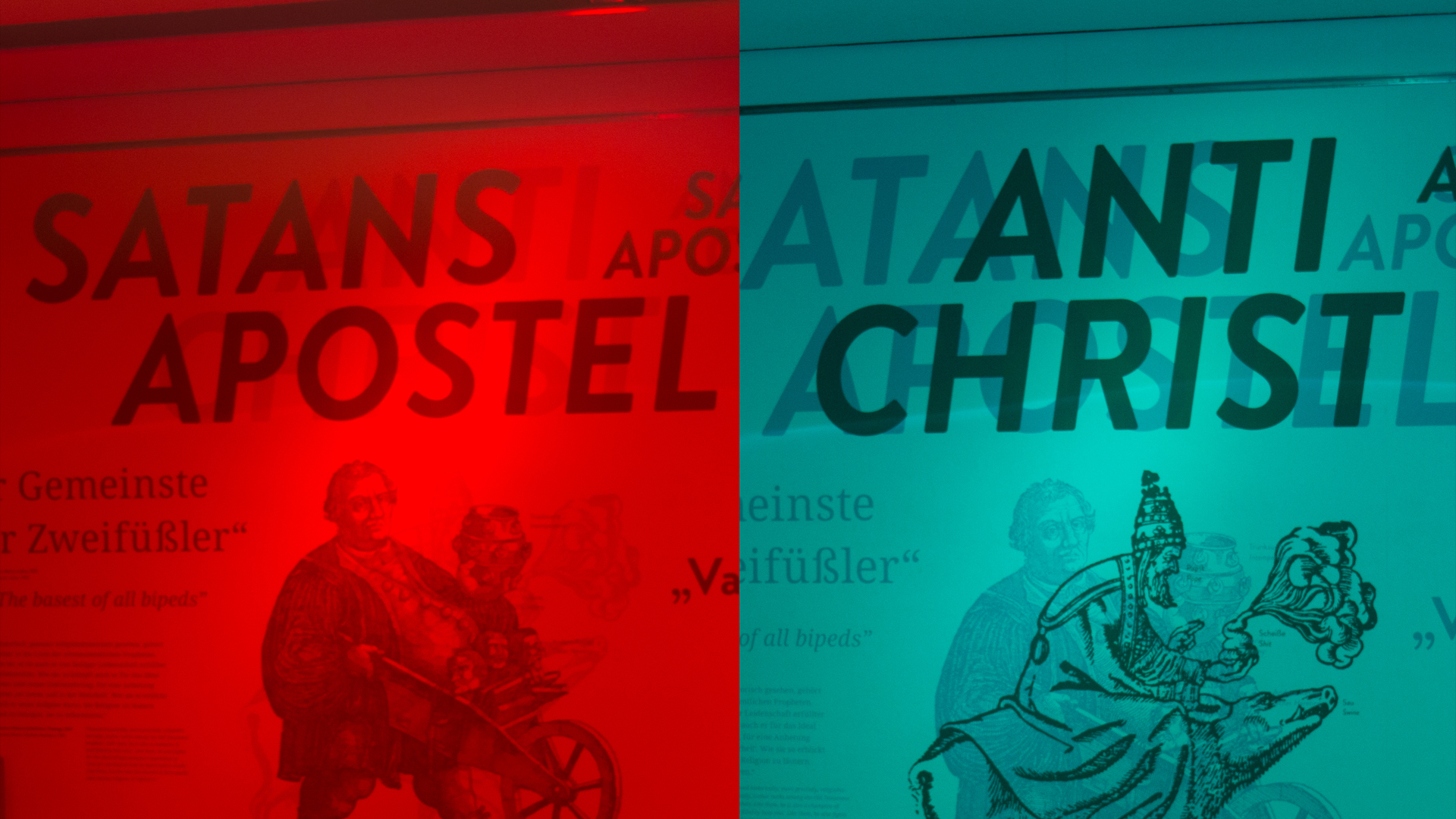 Die gleiche Wand mit unterschiedlichen Inhalte: Der rote Teil der Brille zeigt die katholische Sicht, der blaue Teil die evangelische.