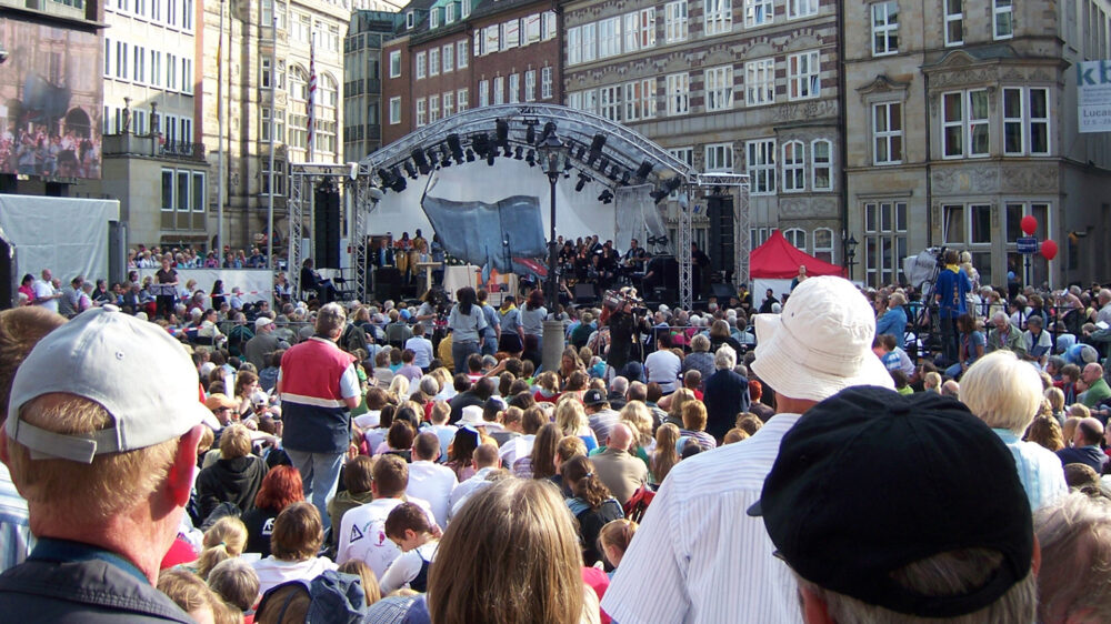 Menschen auf dem Evangelischen Kirchentag in Bremen (Archivbild)