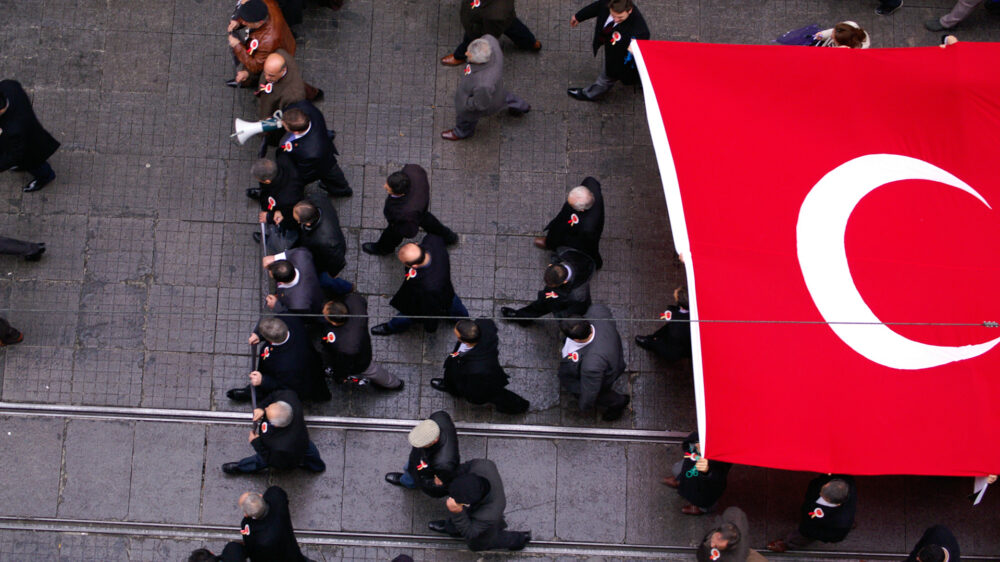 Demonstranten ziehen mit türkischer Flagge durch Istanbul (Archivbild)