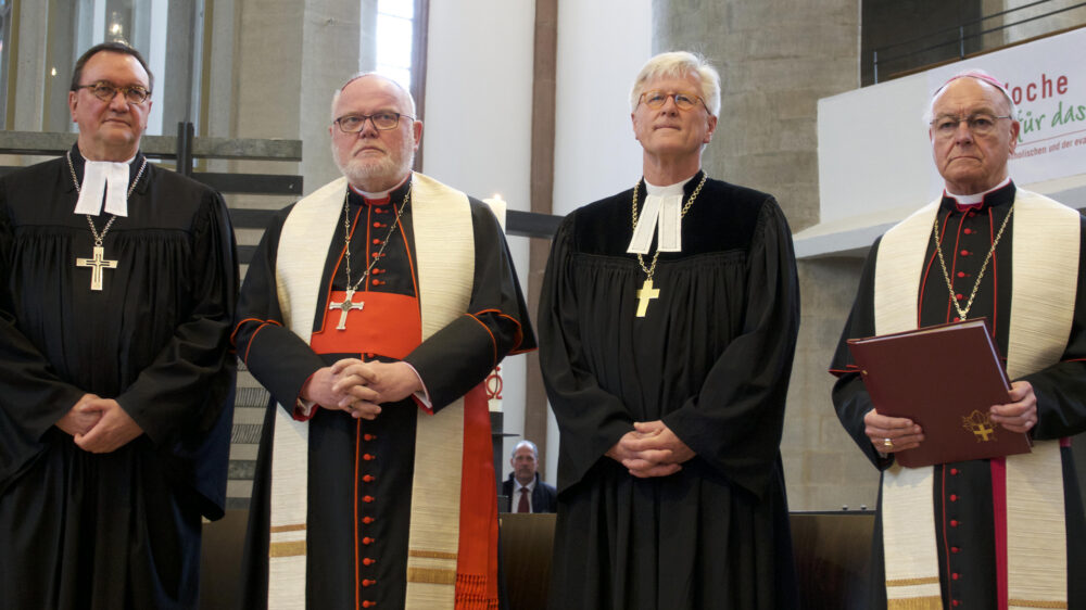 Bischof Martin Hein, Kardinal Reinhard Marx, Landesbischof Heinrich Bedford-Strohm und Bischof Heinz Josef Algermissen beim Eröffnungsgottesdienst der „Woche für das Leben“ in der Kasseler Martinskirche