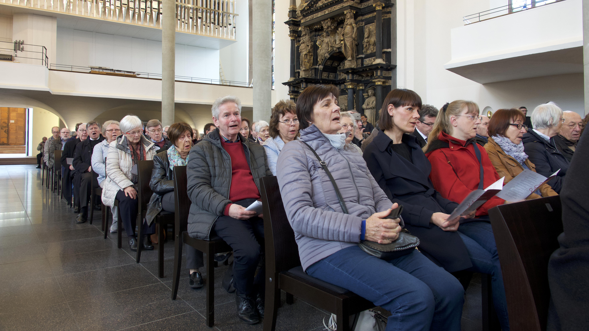 Die Gemeinde in der Kasseler Martinskirche singt