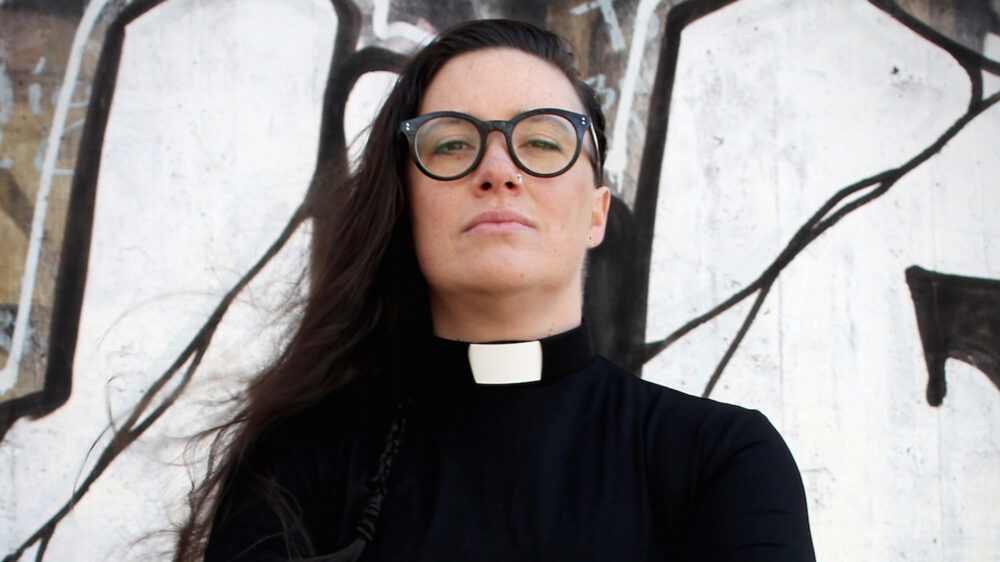 Mode für Pastorinnen: Maria Sjödin aus Schweden will Frauen zu mehr Gleichberechtigung verhelfen - und zwar durch gutsitzende Kleidung
