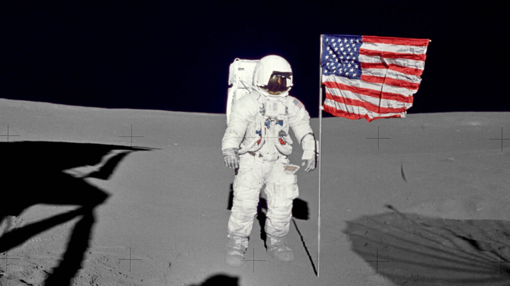 Der NASA-Astronaut Edgar D. Mitchell nahm bei seinem Besuch auf dem Mond Bibeln im Mikro-Format mit