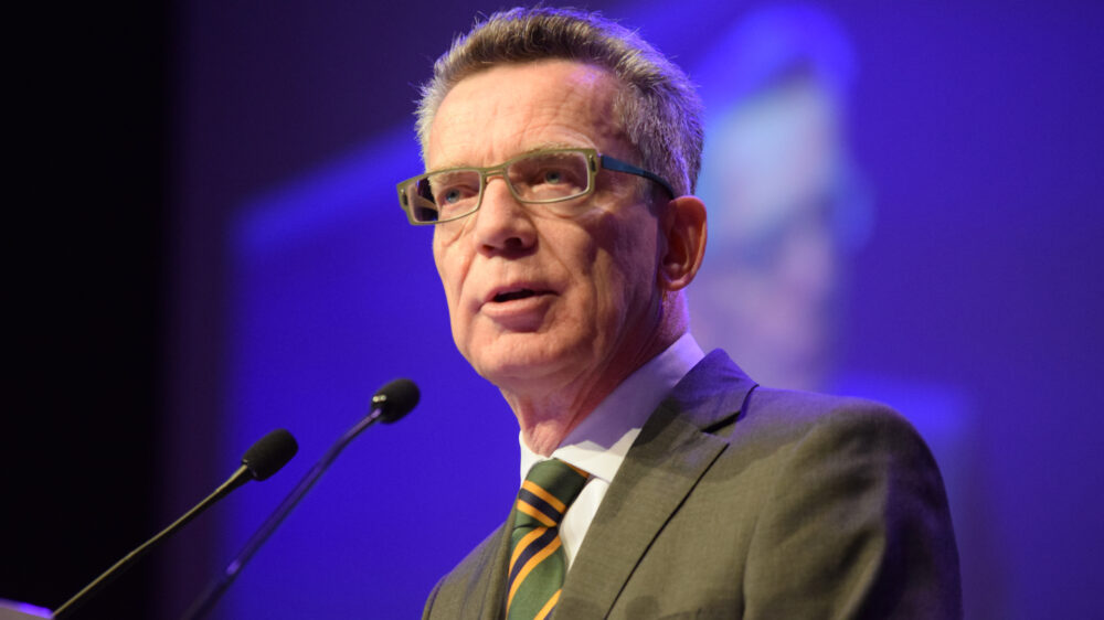 Thomas de Maizière möchte sich nicht an bestimmten Vokabeln in der Leitkultur-Debatte festbeißen, hält die Diskussion an sich aber für notwendig