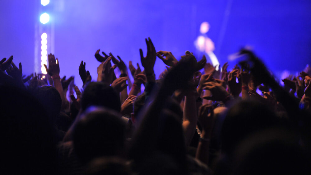 In Freikirchen erheben Besucher oftmals ihre Hände beim Singen (Symbolfoto)