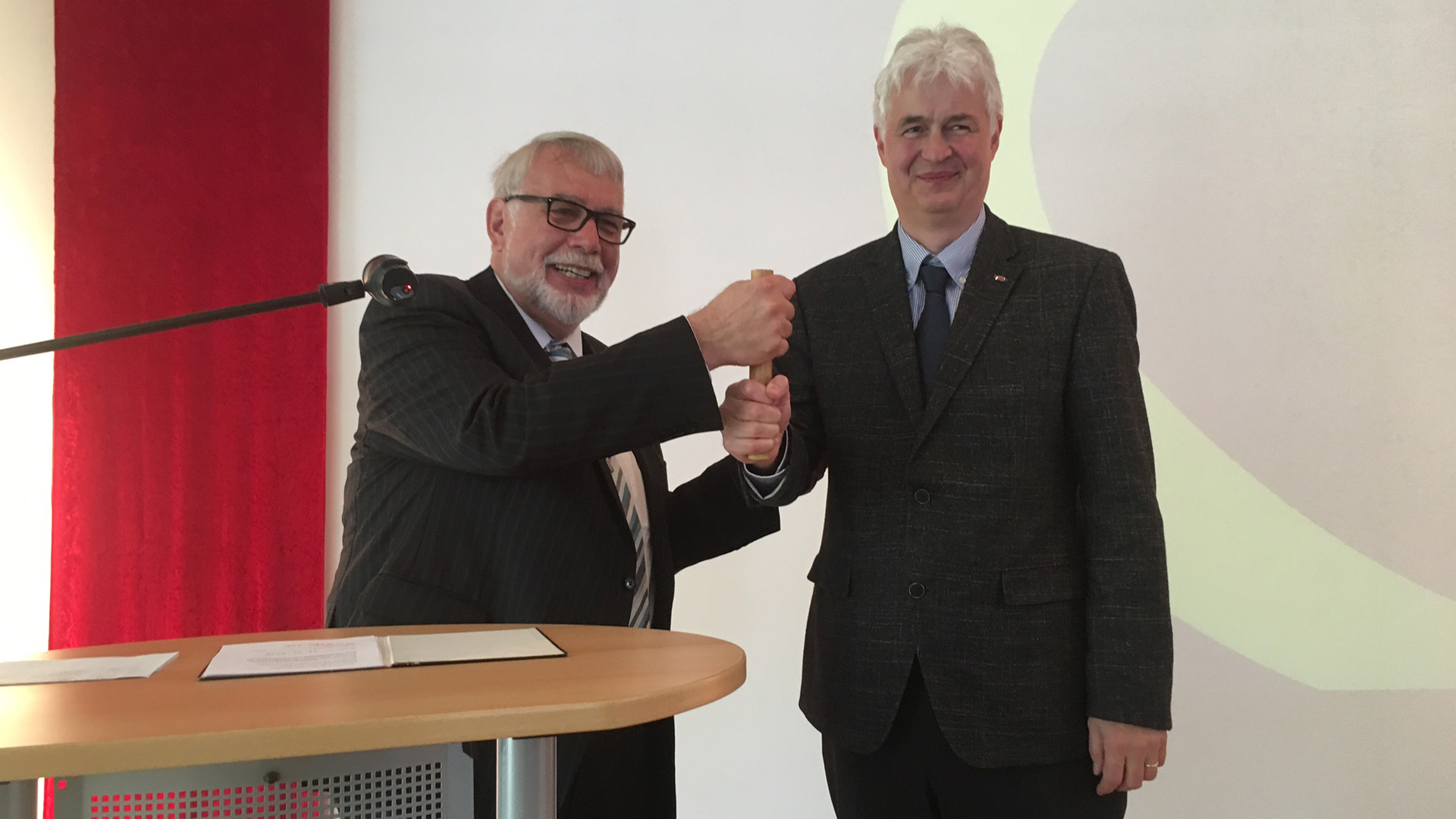 Stabübergabe zwischen Hans-Martin Stäbler (links) und Michael vom Ende während des Festgottesdienstes