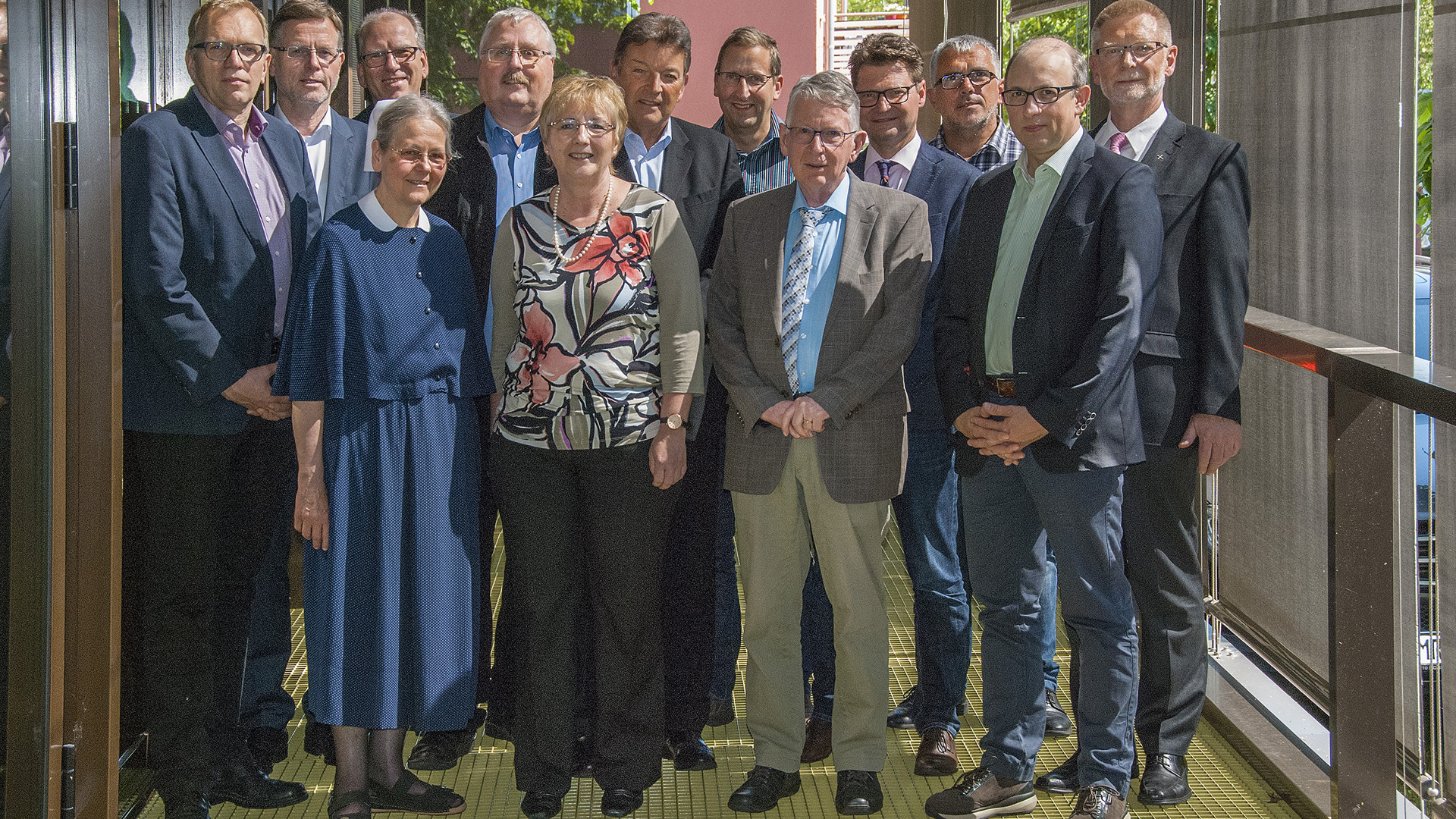 Das Kuratorium der Stiftung Marburger Medien. Die neuen Mitglieder: Gisela Staib (vorne, ganz links), Anne-Ruth Meiß (vorne, 2. v.l), Christoph Irion (hinten, 3.v.r.), Joachim Drechsel (hinten, ganz rechts.)