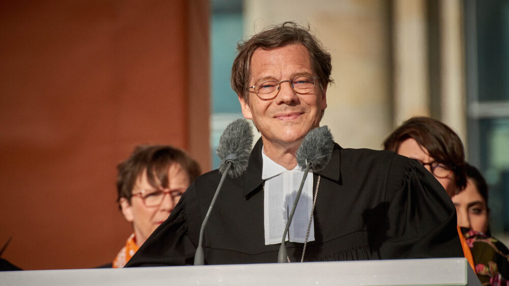 Bischof Markus Dröge eröffnete den Kirchentag vor dem Reichstag