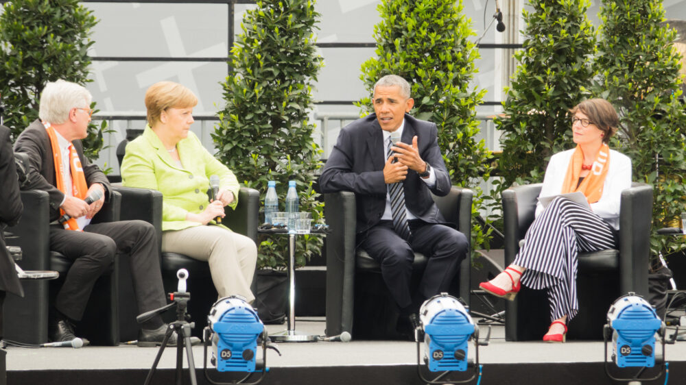 Auf der Bühne vor dem Brandenburger Tor: Heinrich Bedford-Strohm, Angela Merkel, Barack Obama und Christina Aus der Au