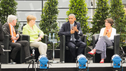 Auf der Bühne vor dem Brandenburger Tor: Heinrich Bedford-Strohm, Angela Merkel, Barack Obama und Christina Aus der Au