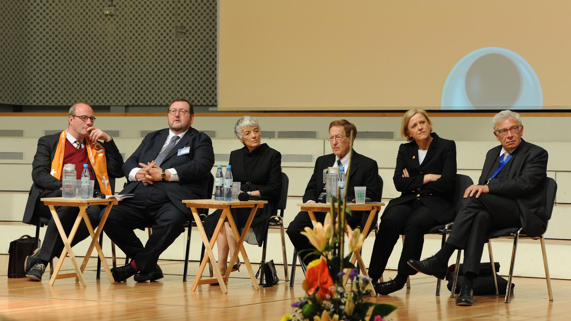 Die Teilnehmer der Podiumsdiskussion folgten dem Vortrag Amos Oz'