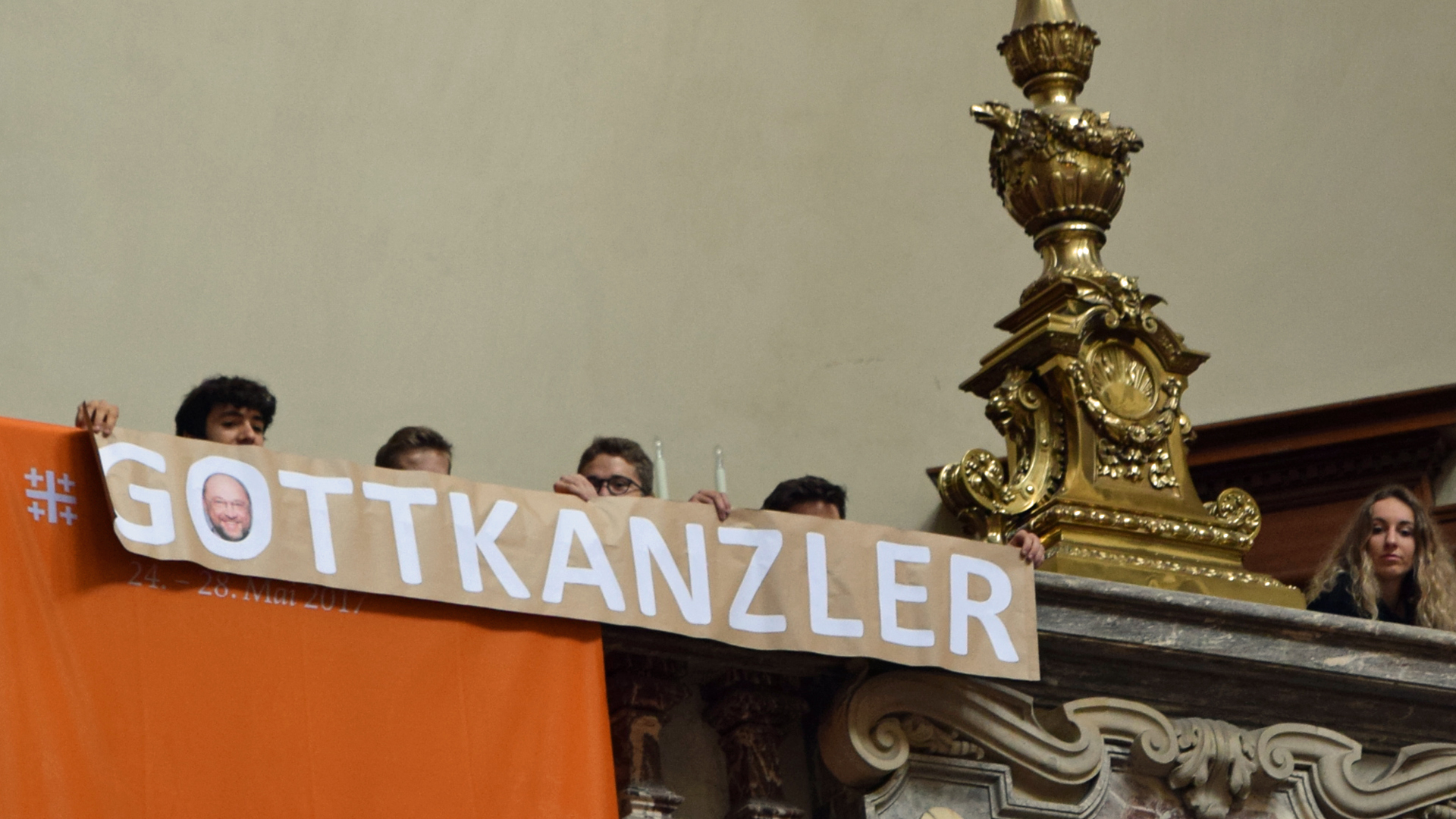 Junge Menschen beim Kirchentag warben mit diesem Banner für Kanzlerkandidat Schulz