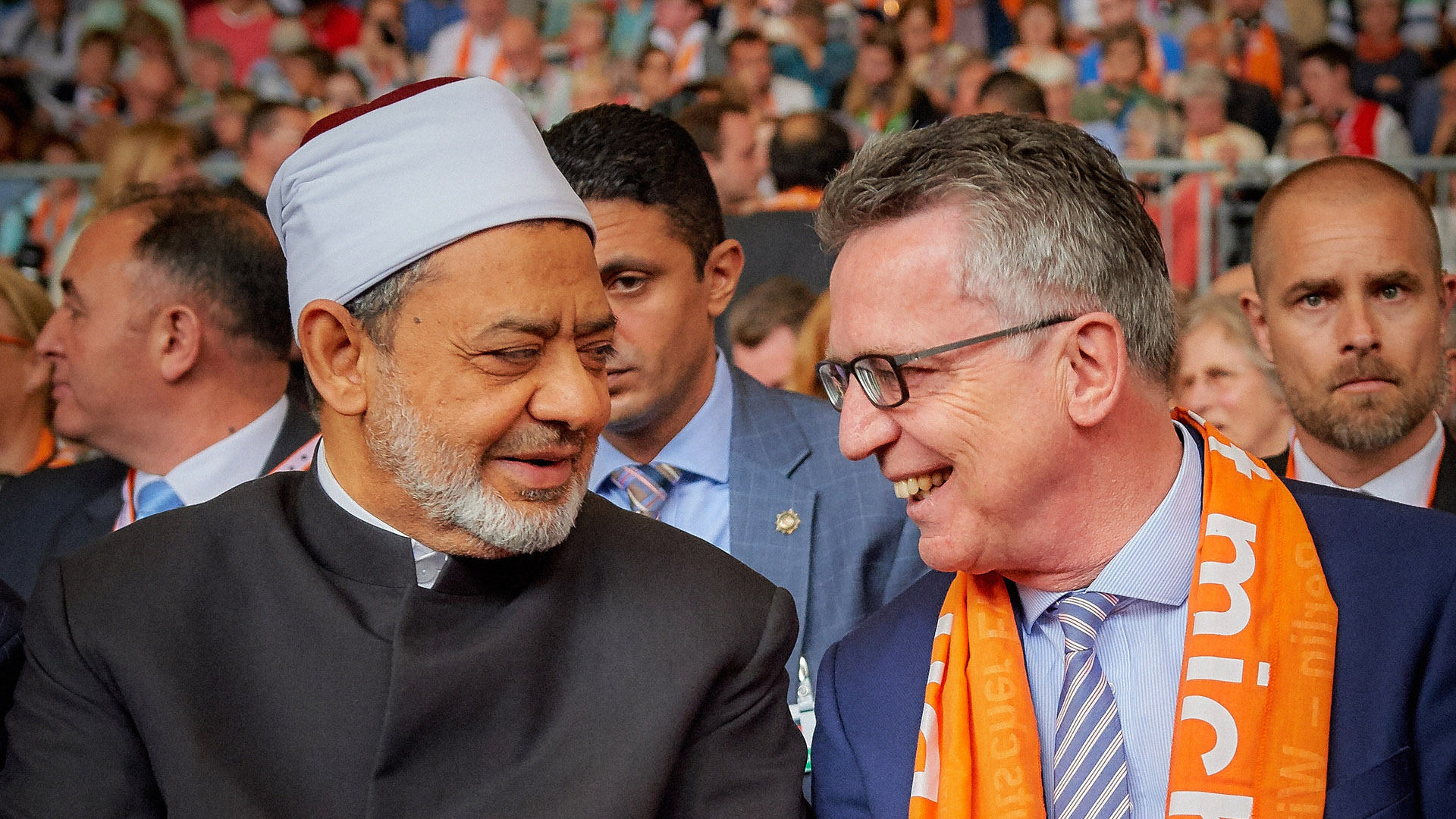 Großscheich Al-Tayyeb und Bundesinnenminister Thomas de Maizière (CDU) haben sich auf dem Kirchentag nicht zum ersten Mal getroffen: Im vorigen Jahr war Al-Tayyeb bereits schon einmal in Deutschland und sprach in Berlin und Münster, de Maizière hielt seinerseits einen Vortrag in der Al-Azhar.