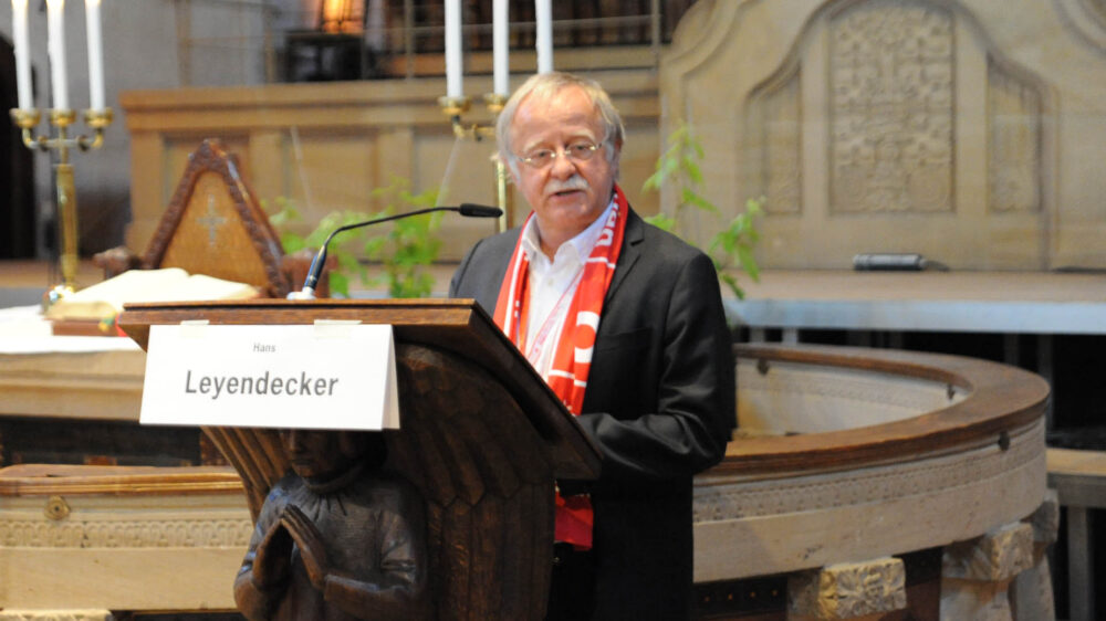 Hans Leyendecker war katholisch und trat vor vielen Jahren zum evangelischen Glauben über und besucht seit 1975 alle Kirchentage