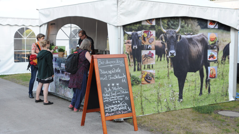 Auf dem Kirchentag gibt es viele Angebote von Bio-Essen. Auf Wurst und Steak müssen die Teilnehmer dabei nicht verzichten.