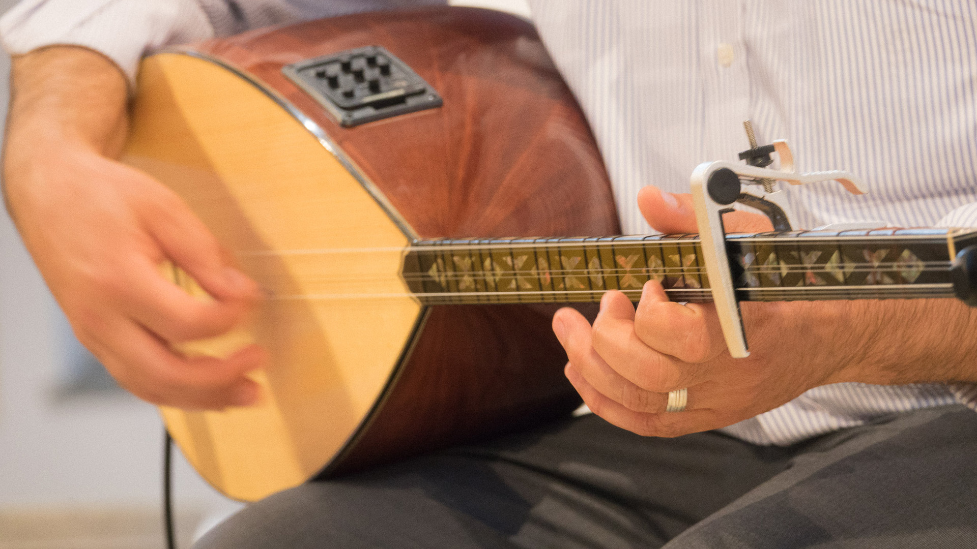 Ganz im Sinne des Anliegens war die Musik international. Zakaria Delshad sang auf Kurdisch über den Wunsch nach Freiheit. Eine Band spielte Kirchenlieder auf Deutsch, begleitet durch Bläser, Keyboard und E-Gitarre.