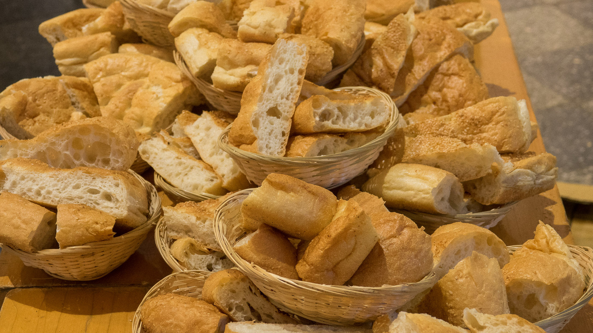 Als Zeichen der Gemeinschaft nahmen die Gottesdienstbesucher gemeinsam ein Agapemahl bestehend aus Brot und Trauben ein.