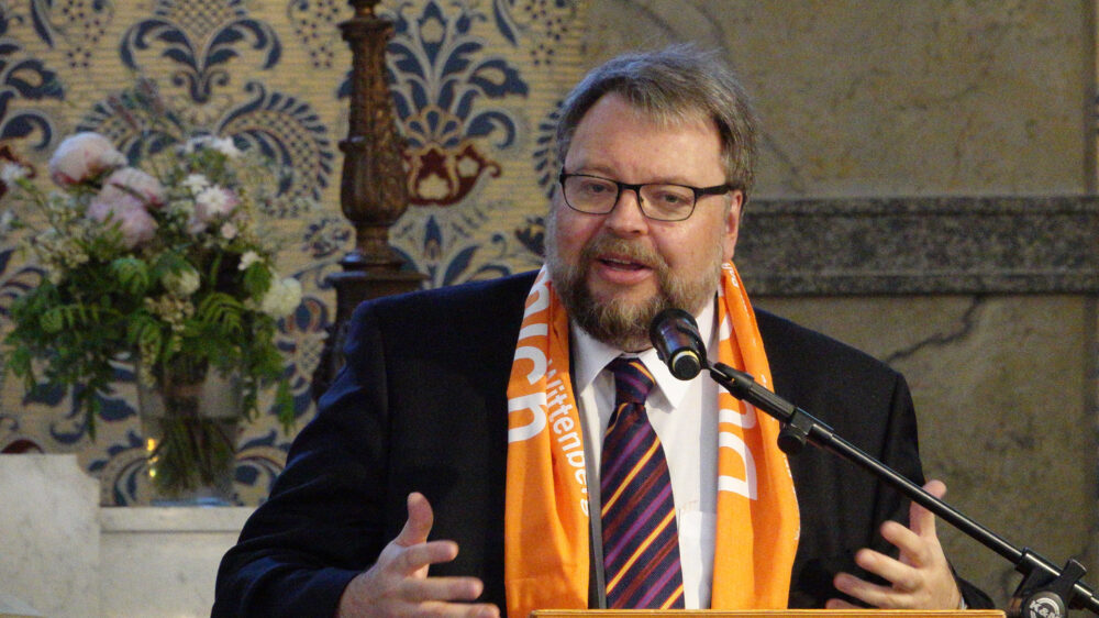Michael Bauer ist Vorstand des Humanistischen Verbandes Deutschlands in Bayern. Auf dem Kirchentag erklärte er, warum sich nichtreligiöse Menschen diskriminiert fühlen