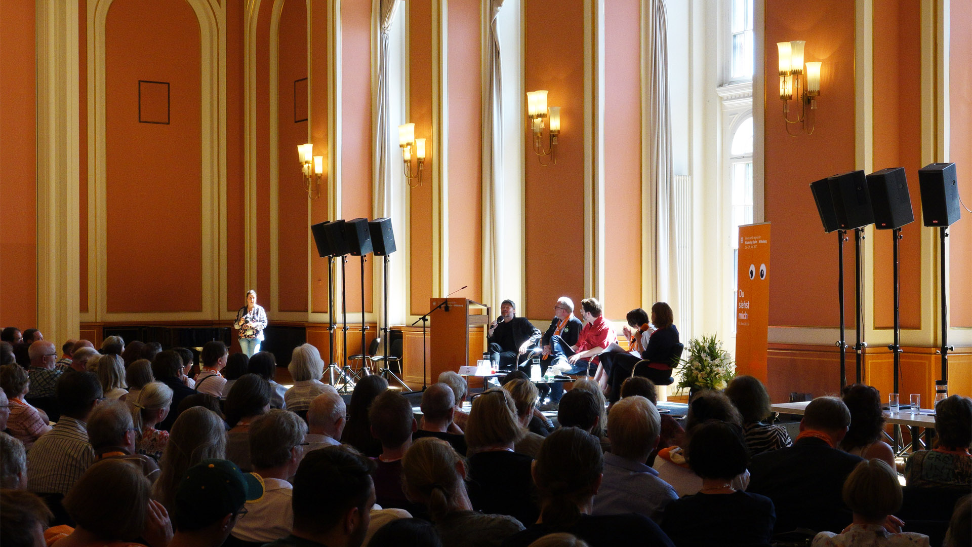 Bei der Podiumsdiskussion zum Thema „Offene Gesellschaft – Wo sind die Grenzen der Toleranz“ war der Festsaal des Roten Rathauses komplett gefüllt