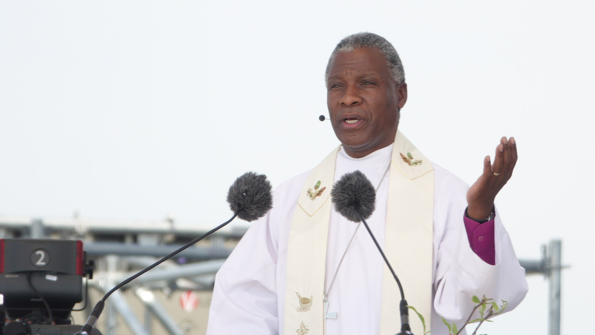 Thabo Makgoba, Primas der Anglikanischen Kirche in Südafrika, hielt die Predigt beim Abschlussgottesdienst des Kirchentages