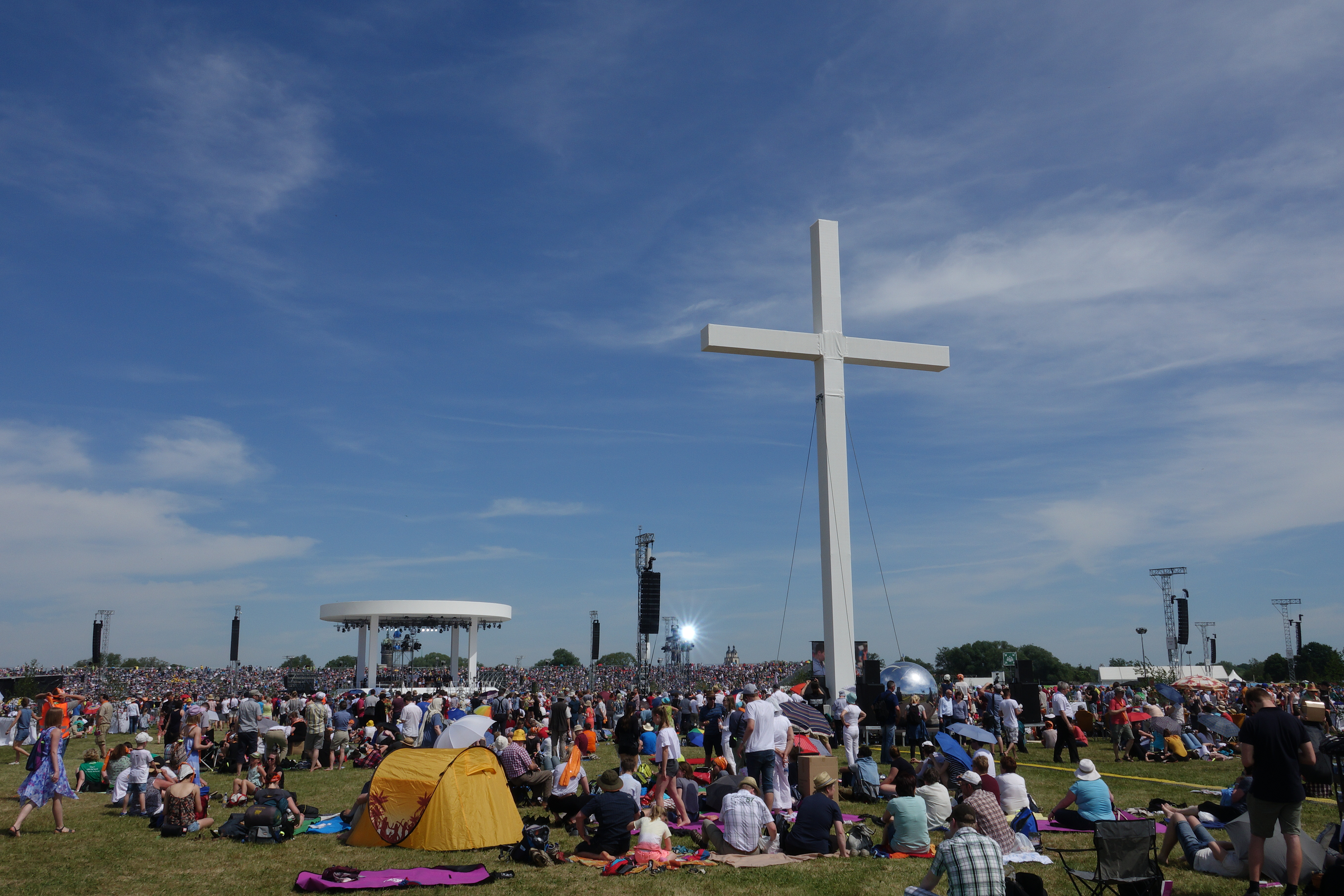 Rund 120.000 Besucher feierten den Festgottesdienst mit. Der MDR übertrug ihn live im Fernsehen.