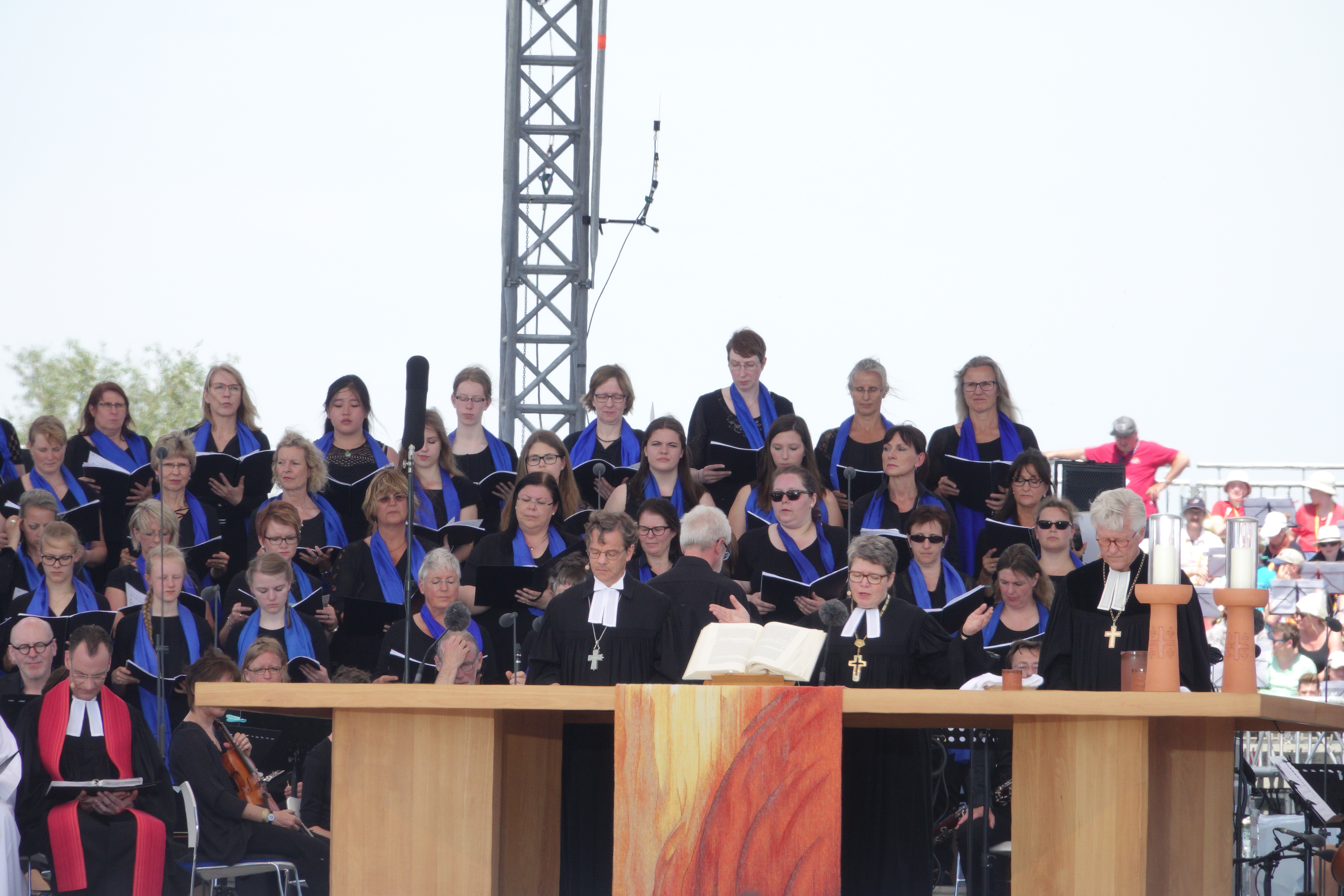 Die Abendmahlsliturgie gestalteten die Bischöfe Markus Dröge, Ilse Junkermann und Heinrich Bedford-Strohm (hinter dem Altar, v.l.)