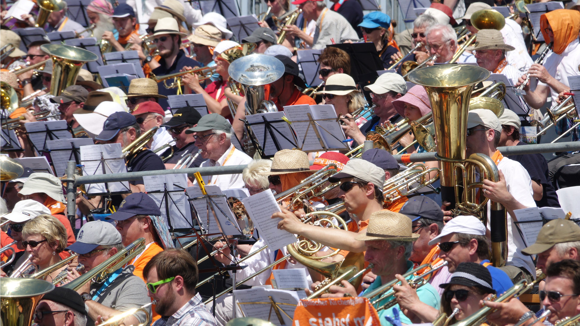 Musikalisch wurde der Gottesdienst von rund 6.000 Bläsern sowie dem Symphonic Gosple Orchestra und dem Gospelchor Joyful Voices ausgestaltet