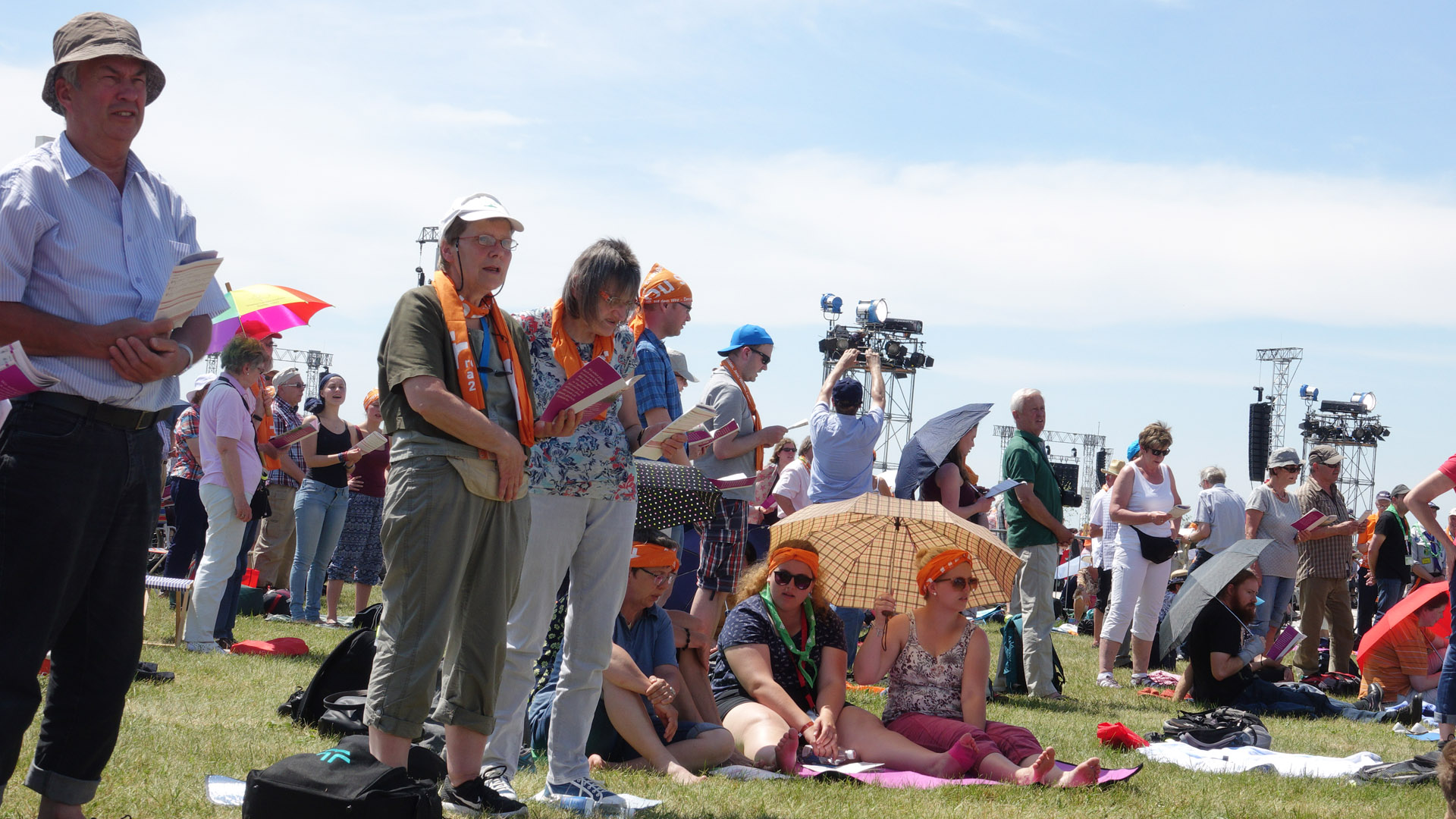 Die Teilnehmer saßen, standen oder lagen auf der Wiese. Im Anschluss an den Gottesdienst gab es noch ein großes gemeinsames Picknick