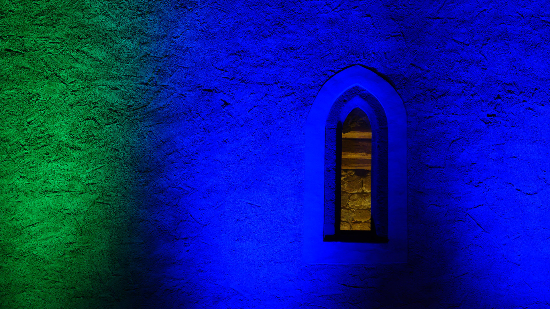 Die Stadtkirche leuchtete grün und blau, ...