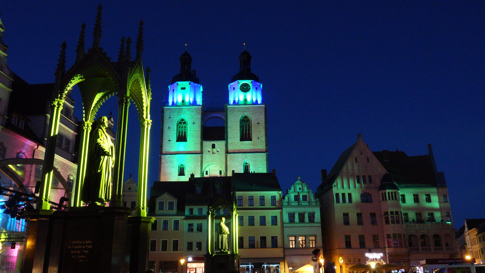 Das Festwochenende startete mit einer „Nacht der Lichter“ – auf den Elbwiesen in Form eines ökumenischen Gebets mit Gesängen aus Taizé, in der Innenstadt von Wittenberg wurden dafür historische Gebäude farbig angestrahlt. Hier der Marktplatz mit Stadtkirche und dem Denkmal von Philipp Melanchthon, ...