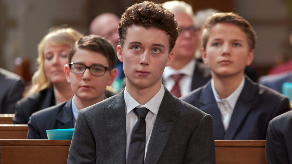 Der 15-jährige Ben lässt sich – gegen den Willen seiner Eltern – taufen und später konfirmieren. Das ist der Stoff für den Fernsehfilm "Die Konfirmation" im Rahmen der ARD-Themenwoche "Woran glaubst Du?“