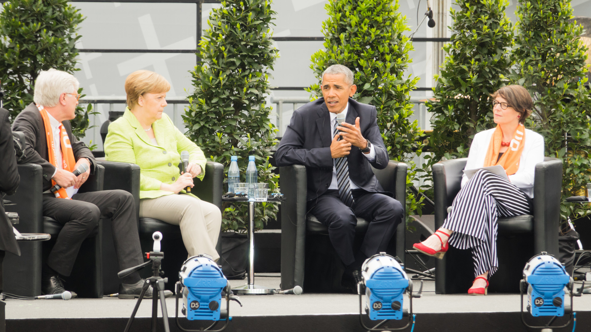 An politischer Prominenz fehlte es auf dem Kirchentag nicht: Bundeskanzlerin Angela Merkel (CDU; 2.v.l.) traf sich bei einem Podiumsgespräch mit Barack Obama, Ex-Präsident der USA (2.v.r.)