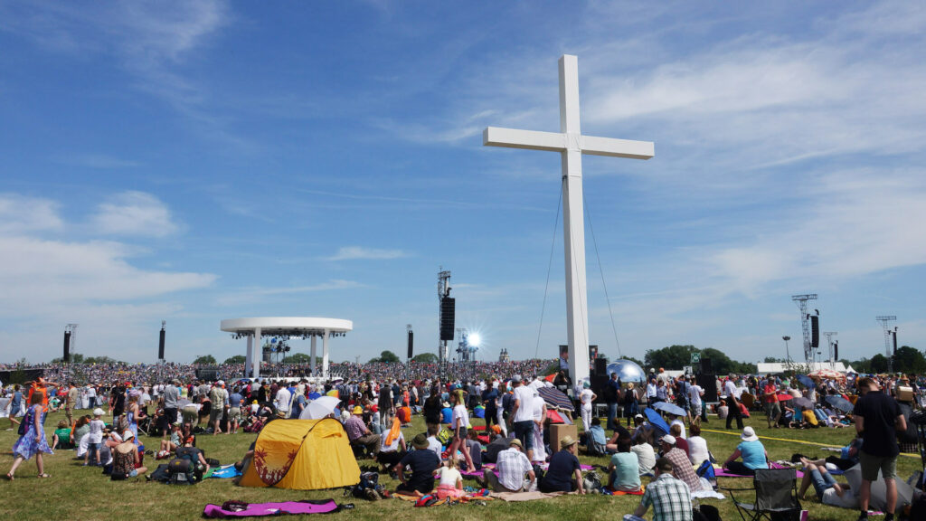 Als Finale des Kirchentages feierten rund 120.000 Menschen auf den Elbwiesen bei Wittenberg einen Festgottesdienst