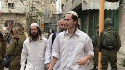 Israelische Soldaten beschützen Siedler in Hebron