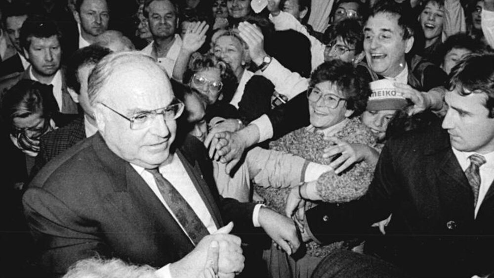 Helmut Kohl auf einer CDU-Wahlkampfveranstaltung in Dresden im Jahr 1990
