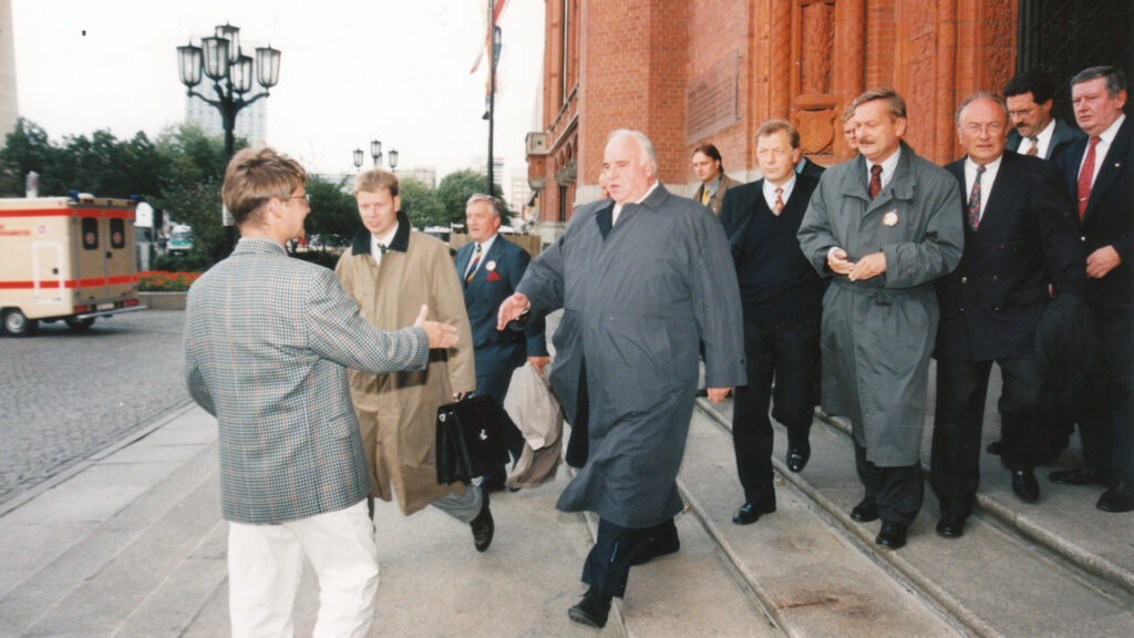Im August 1998 begrüßte der damalige Bundeskanzler Helmut Kohl den Politikredakteur Christoph Irion in Berlin zu einem Fototermin mit anschließendem Interview