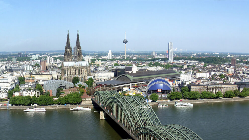 In Köln haben am Samstag Muslime und Nicht-Muslime gemeinsam gegen islamistischen Terror demonstriert