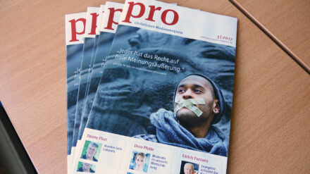 Die neue Ausgabe des christlichen Medienmagazins pro wartet darauf, gelesen zu werden