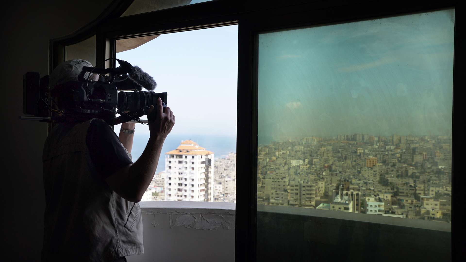 Der Film setzt einen Schwerpunkt auf die Geschehnisse im Nahen Osten. Auch in Gaza City wurde gedreht.