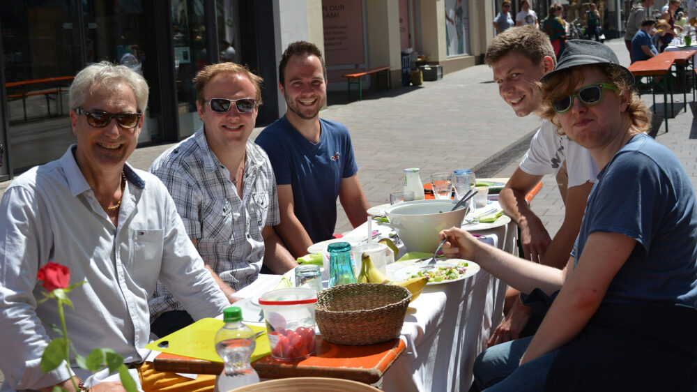 Die Speisung der 1.000: Am Wochenende lud die Kirche in Flensburg in der Innenstadt zum gemeinsamen Essen ein. An diesem Tisch war das Jugendwerk Gastgeber.
