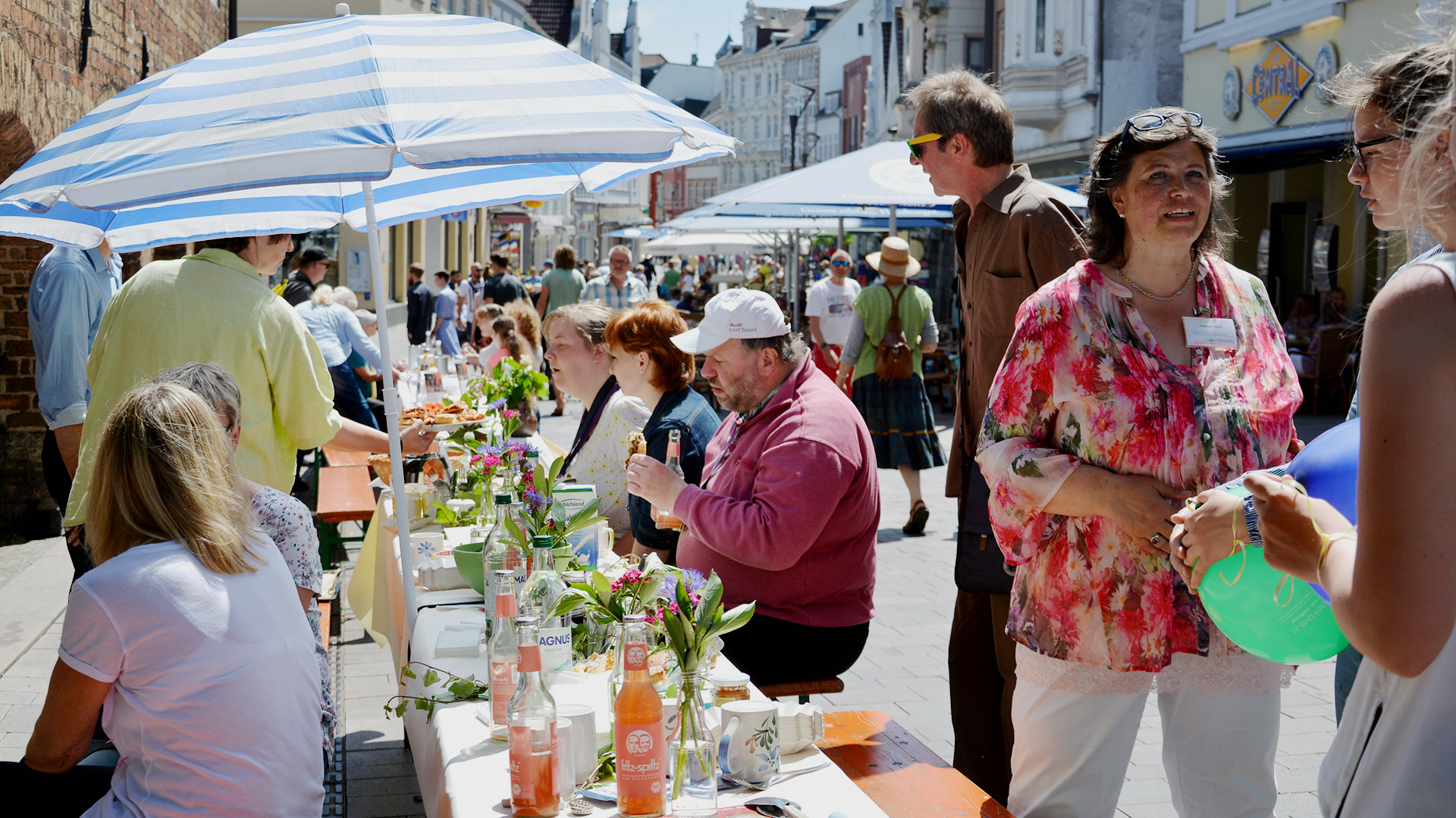 Gespräche mit der Pröpstin am Tisch des Propstenbüros