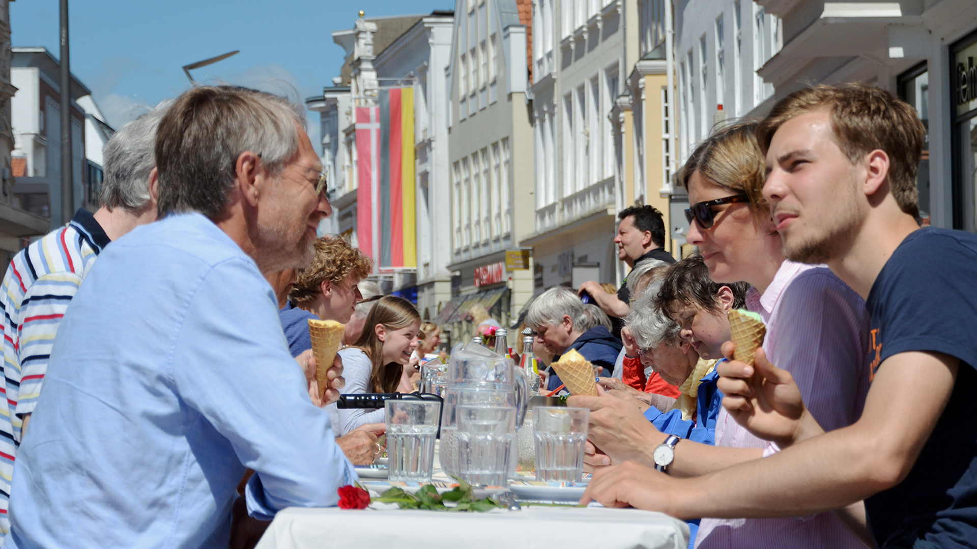 Pastor Ahrens berichtet von intensivem Sonnenschein während der geöffneten Tafel zwischen 12 und 15 Uhr: „Es sind trotz der Hitze alle gesund geblieben.“