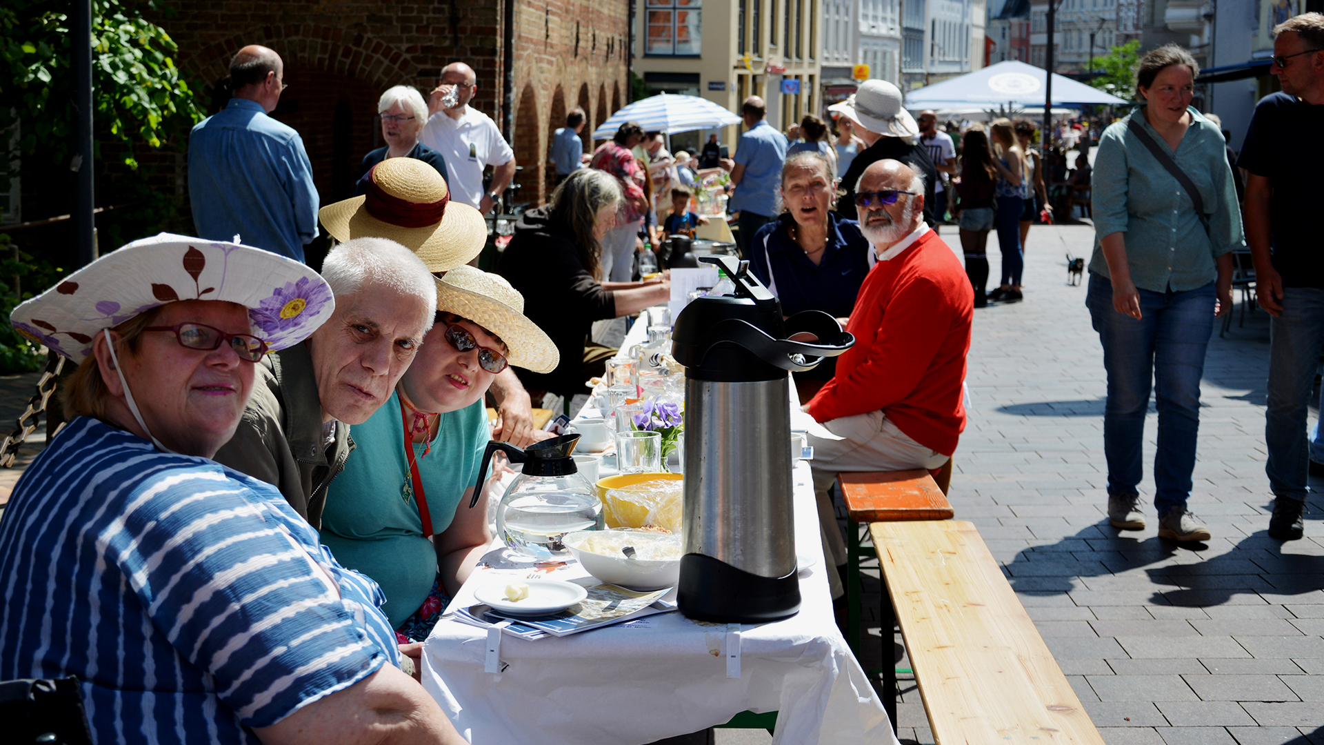 Fröhliche Stimmung an der langen Tafel