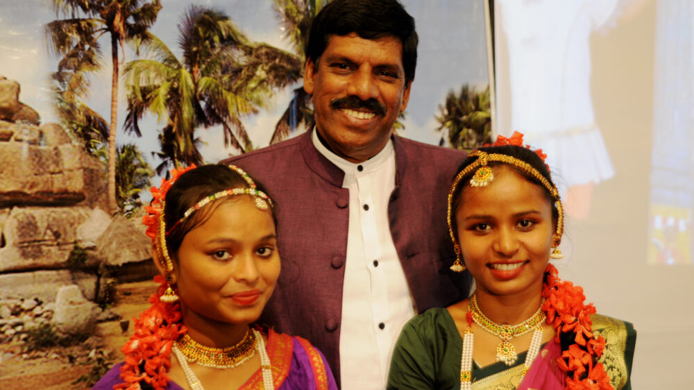 Pastor Singh Komanapalli mit Martha (l.) und Teja aus seinem Waisenheim