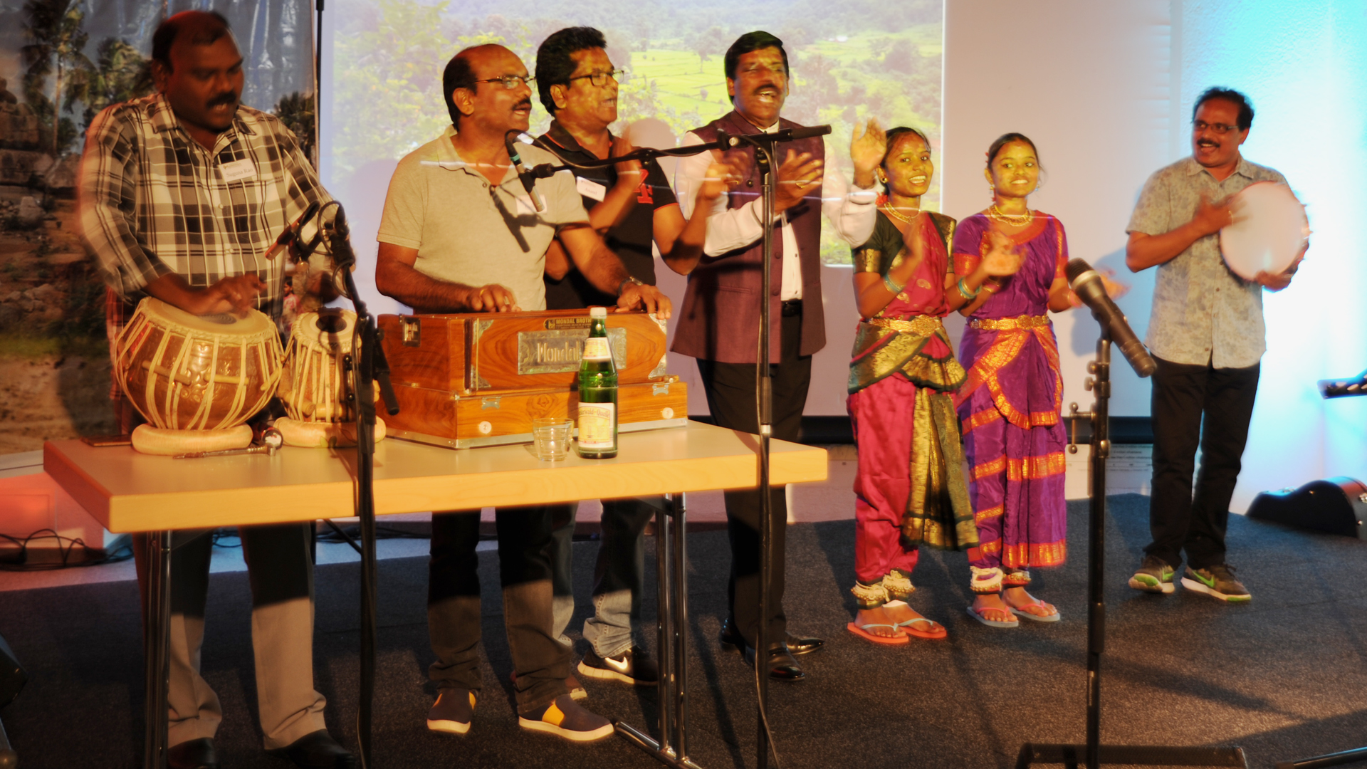 Mit Tabla und Harmonium: Die Gruppe musiziert und bringt typisch indischen Sound